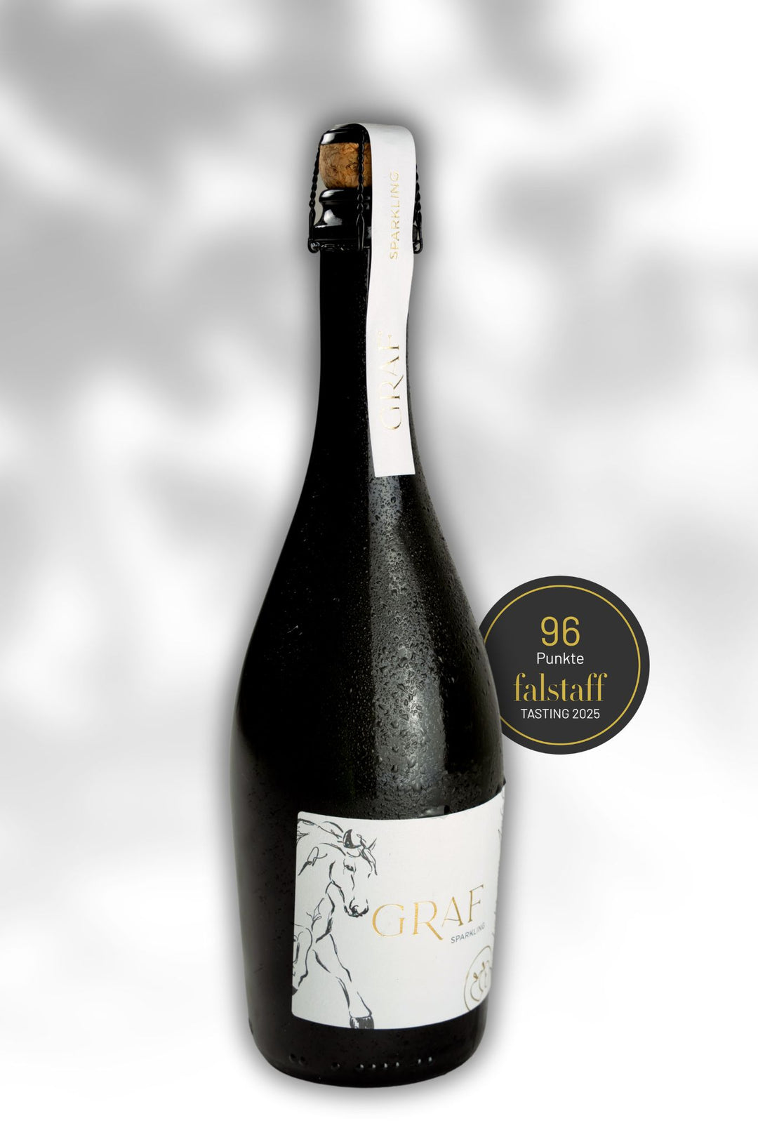 Graf Sparkling 2024 Apfelschaumwein Flasche mit 96 Punkte Falstaff Sticker auf weissem, leicht schattiertem Hintergrund